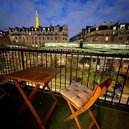 Typical Parisian With Balcony, Eiffel Tower Appartamento *
